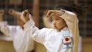 Mahiro Takano, anak perempuan asal Jepang berlatih karate di Nagaoka, Niigata, 18 November 2015. Beberapa waktu yang lalu juara karate berusia 9 tahun itu muncul dalam video klip terbaru dari penyanyi Australia, Sia yang berjudul Alive. (dailymail.co.uk)