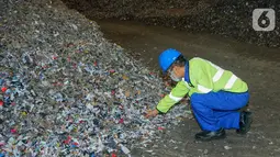 Tumpukan sampah melalui serangkaian proses seperti pencacahan dan pencampuran untuk mendapatkan tingkat kelembaban dan nilai kalori yang sesuai agar dapat dimanfaatkan sebagai bahan bakar alternatif di SBI Pabrik Narogong, Jawa Barat (25/2/2022). (Liputan6.com/HO/SIG)