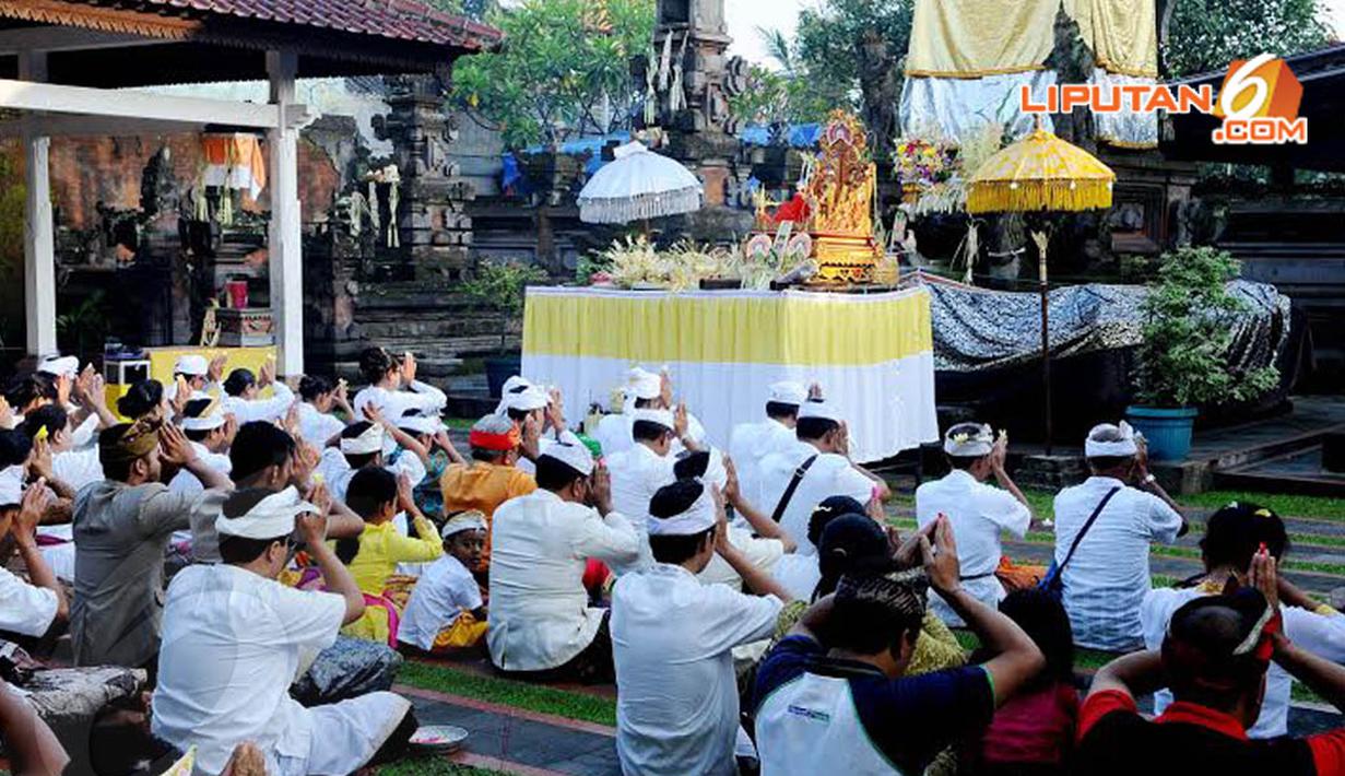 Puluhan umat Hindu dari Pura Dharma Sidhi tampak kusyuk bersembahyang memohon kelancaran dan keselamatan saat melangsungkan Upacara Melasti (Liputan6.com/Andrian M Tunay)