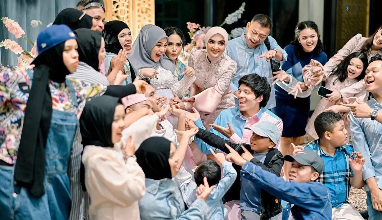 Lenggogeni Faruk ibunda Atta Halilintar juga membagikan momen pertemuannya dengan Ashanty dan Krisdayanti. [Instagram/genifaruk]