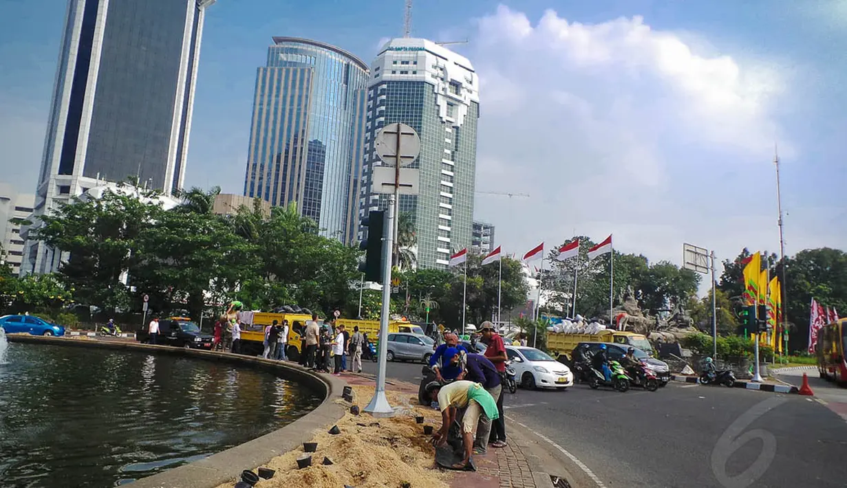 Sejumlah tanaman yang rusak parah diganti, sedangkan yang kondisinya masih baik ditanam kembali, Jakarta, Jumat (22/8/14). (Liputan6.com/Faizal Fanani)