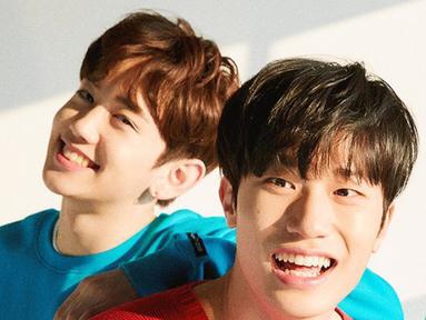 Momen Mashiho (kiri) dan Bang Ye Dam (kanan) berada dalam satu frame. Gambar ini diambil saat boyband TREASURE masih beranggotakan 13 personel. (Instagram/@yg_treasure_official)