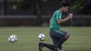 Gelandang Timnas Indonesia, Muhammad Iqbal, melepas dahaga saat latihan di Lapangan ABC Senayan, Jakarta, Jumat (19/1/2018). Pemusatan latihan ini dilakukan jelang Asian Games 2018. (Bola.com/Vitalis Yogi Trisna)