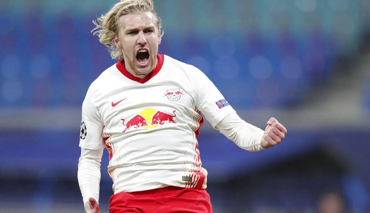 Pemain RB Leipzig, Emil Forsberg, melakukan selebrasi usai mencetak gol ke gawang Paris Saint Germain pada laga Liga Champions di RB Arena, Kamis (5/11/2020). RB Leipzig menang dengan skor 2-1. (AP/Michael Sohn)