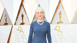 Aktris senior Helen Mirren berpose di karpet merah Piala Oscar 2018 atau Academy Award ke-90, Los Angeles, Minggu (4/3). Meski wajahnya dipenuhi keriput, Helen Mirren tetap menawan dengan gaun terusan biru muda. (VALERIE MACON / AFP)