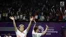 Ganda putra Indonesia, Marcus F Gideon/Kevin S Sukamuljo merayakan kemenangan usai melawan pemain China Li Junhui/Liu Yuchen pada final Beregu Putra Asian Games 2018 di Istora Kompleks GBK, Rabu (22/8). (Liputan6.com/Helmi Fithriansyah)