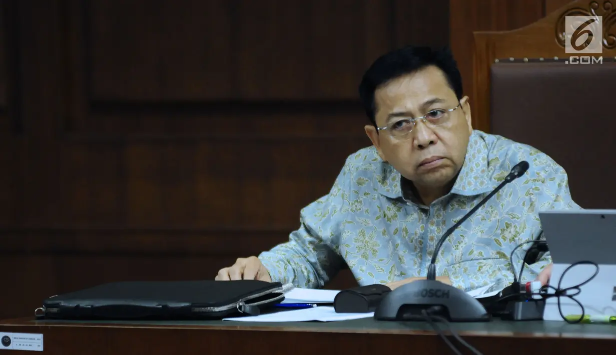 Terdakwa dugaan korupsi proyek e-KTP, Setya Novanto mendengar keterangan saksi pada sidang lanjutan di Pengadilan Tipikor, Jakarta, Senin (12/3). Sidang mendengar keterangan saksi dan saksi ahli. (Liputan6.com/Helmi Fithriansyah)