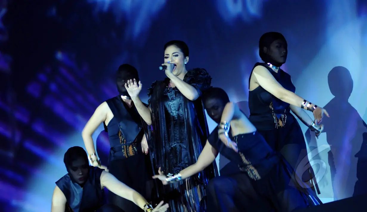 Penyanyi Krisdayanti  terlihat begitu energik menari bersama belasan penari latar lewat konser tunggal bertajuk Traya di Jakarta Convention Center, Jakarta, Minggu (3/5/2015). (Liputan6.com/Faisal R Syam)
