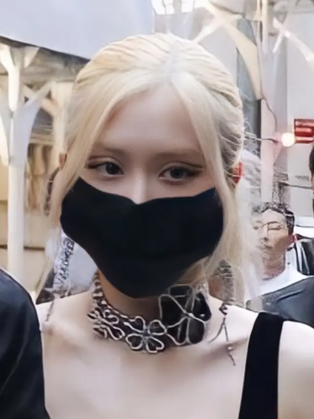 Rose Blackpink bergandengan bersama direktur kreatif 'Yves Saint Laurent' Anthony Vaccarello ketika di red carpet. Dok. Screen Capture Variety