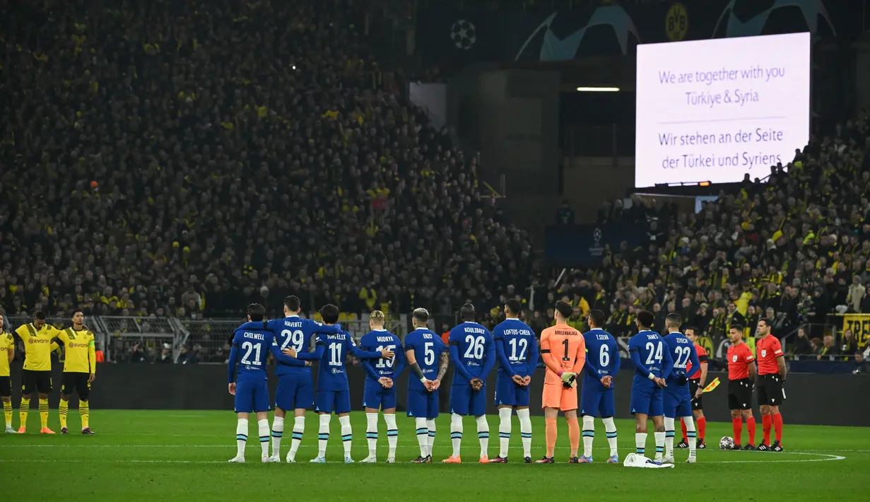 Para pemain mengheningkan cipta untuk para korban gempa bumi di Turki dan Suriah sebelum pertandingan leg pertama babak 16 Liga Champions antara Borussia Dortmund vs Chelsea di Signal Iduna Park, Jerman, Kamis, 16 Februari 2023. (AFP/Ina Fassbender)