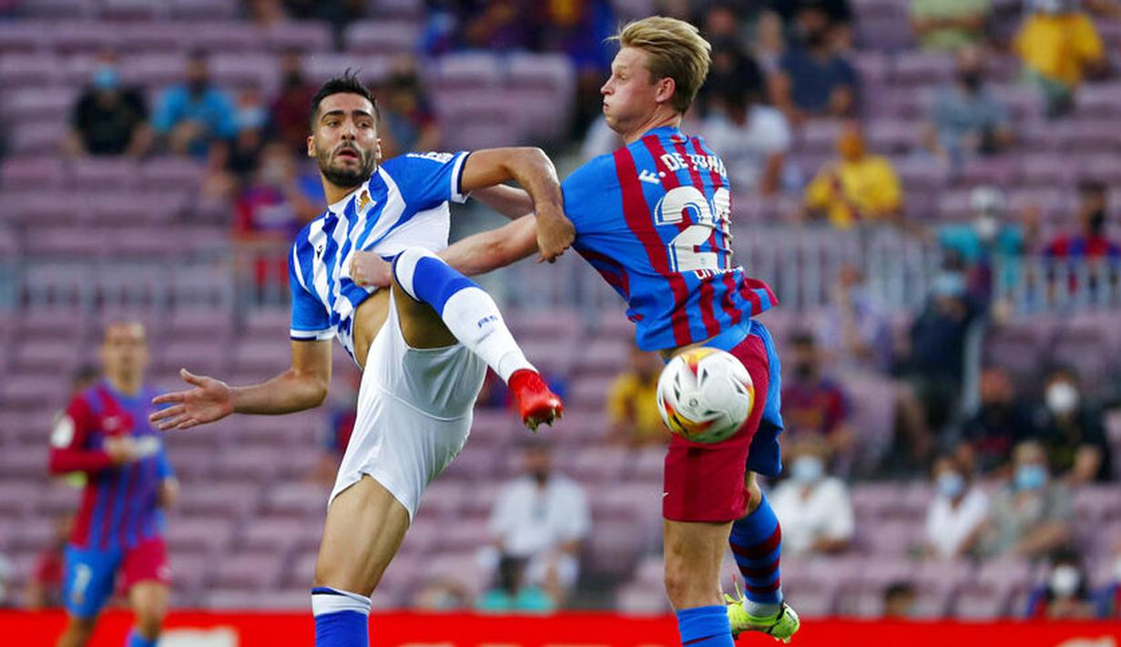 Tim tamu pun tak tinggal diam, sesekali mereka berupaya melakukan serangan balik. Namun, lini belakang Barca tampil solid dan sukses bertahan dari serangan Sociedad. (Foto: AP/Joan Monfort)