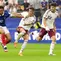 Pemain Spanyol Pau Cubarsi dan Pedro Porro berebut bola dengan pemain Prancis Kylian Mbappe selama pertandingan semifinal Piala Dunia sepak bola antara Prancis dan Spanyol di Arlington, Texas, dekat Dallas, Selasa, 14 Juli 2026. (AP Photo/Ashley Landis)