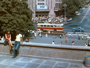 Aktivitas orang-orang di jalanan Kiev pada masa Uni Soviet, April 1976. (AFP)