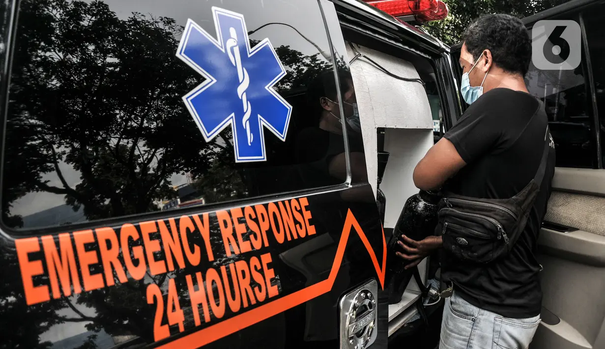 Pekerja saat memasukkan tabung oksigen yang telah diisi ulang ke dalam mobil ambulans di kawasan Pramuka, Jakarta, Kamis (24/6/2021). Selain kelangkaan tabung oksigen, jumlah permintaan isi ulang oksigen pun mengalami peningkatan drastis. (merdeka.com/Iqbal S. Nugroho)