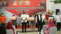 Mensos Juliari P Batubara bersama Direktur Utama Pos Indonesia, Faizal R. Djoemadi menghadiri penyaluran BST Tahap 8 di Kantor Pos Medan di Jalan Pos, Kota Medan, Sumatera Utara.