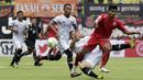 Striker Persija Jakarta, Heri Susanto, menghindari tekel saat melawan TIRA Persikabo pada laga Piala Indonesia di Stadion Patriot, Bekasi, Kamis (21/2). Persija menang 2-0 atas TIRA Persikabo. (Bola.com/Yoppy Renato)