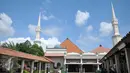 Suasana Masjid Luar Batang di daerah Pasar Ikan, Jakarta Utara, (1/4). Di masjid ini terdapat makam seorang ulama bernama Al Habib Husein bin Abubakar bin Abdillah Al 'Aydrus yang meninggal pada tanggal 24 Juni 1756. (Liputan6.com/Gempur M Surya)