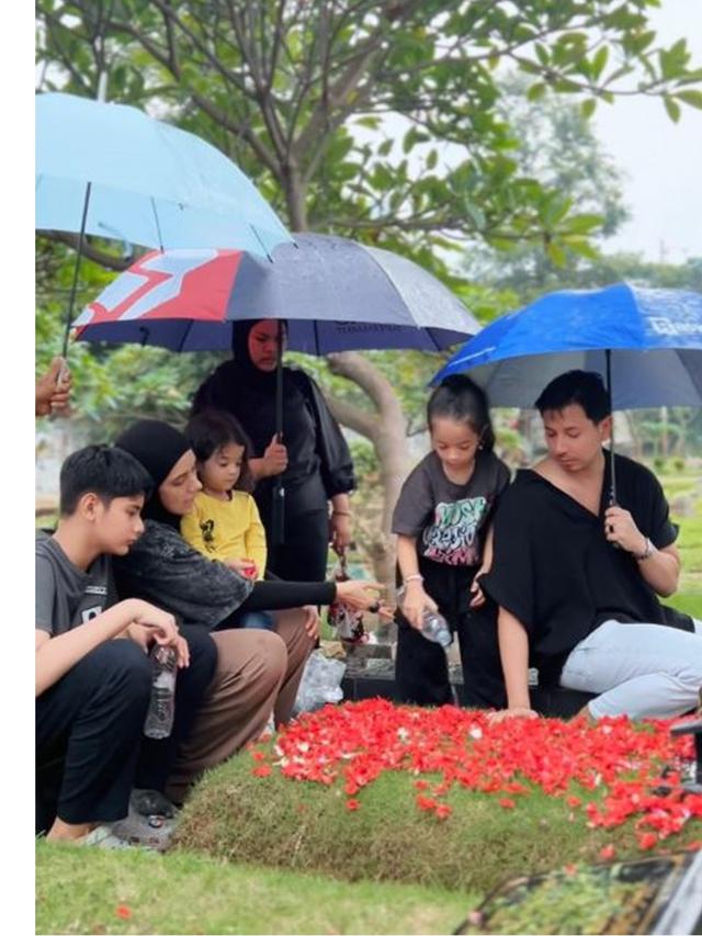 Potret 6 Artis Ziarah Kubur di Momen Ramadhan, Indro Nyekar Makam Personel Warkop