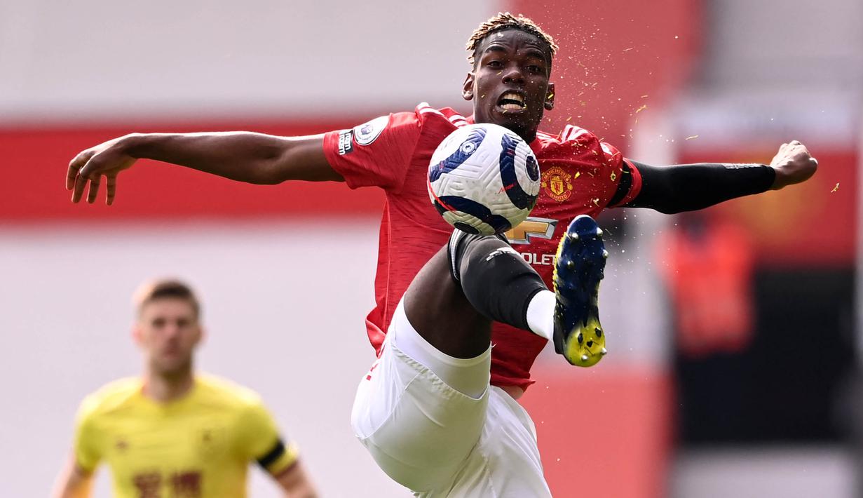 Gelandang Manchester United, Paul Pogba, mengontrol bola saat melawan Burnley pada laga Liga Inggris di Stadion Old Trafford, Minggu (18/4/2021). MU menang 3-1 Burnley. (Photo by STU FORSTER/POOL/AFP)