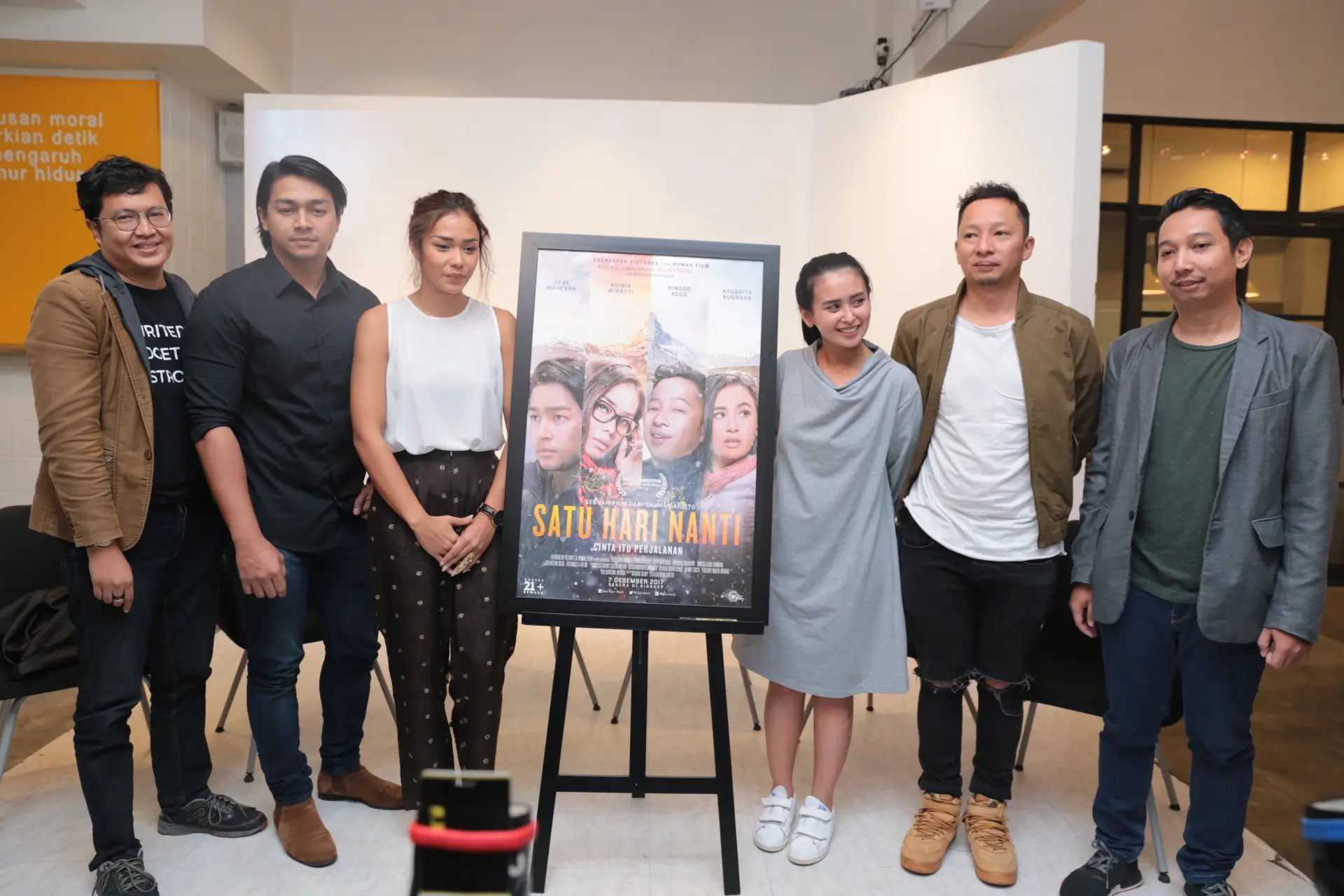 Film kolaborasi Indonesia dan Swiss ini akan tayang di bioskop pada 7 Desember 2017 mendatang. (Adrian Putra/Bintang.com)