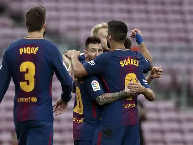 Para pemain Barcelona merayakan gol yang dicetak Lionel Messi ke gawang Las Palmas pada laga La Liga Spanyol di Stadion Camp Nou, Katalonia, Minggu (1/10/2017). Barcelona menang 3-0 atas Las Palmas. (AP/Manu Fernandez)