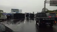 Kontainer terguling di Tol Jakarta - Tangerang (TMC Polda Metro)