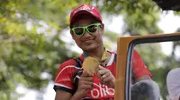 Tontowi Ahmad memamerkan medali emas Olimpiade Rio 2016 di tengah kemeriahan penyambutan kirab bersama Liliyana Natsir di kota Kudus, Kamis (1/9/2016). (Bola.com/Arief Bagus).