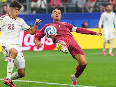 Pemain Portugal Cristiano Ronaldo menembak ke gawang  Spanyol sementara pemain Spanyol Pau Cubarsi bertahan selama pertandingan sepak bola babak 16 besar Piala Dunia antara Portugal dan Spanyol di Arlington, Texas, dekat Dallas, Senin, 6 Juli 2026. (AP Photo/Julio Cortez)