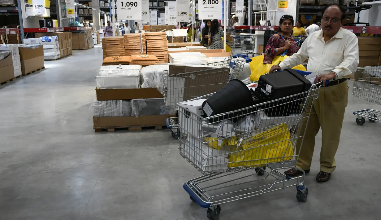 Pelanggan India membeli barang di IKEA saat membuka toko pertamanya di Hyderabad, Kamis (9/8). Perusahaan furnitur Swedia itu membuka toko pertamanya di India, lima tahun setelah menerima persetujuan untuk berinvestasi di negara itu. (NOAH SEELAM / AFP)