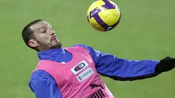 Italy's Gianluca Zambrotta trains at The Emirates Stadium in London, England on February 9, 2009 on the eve of the International Friendly match against Brazil. AFP PHOTO/IAN KINGTON
