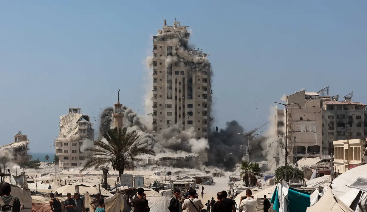 Sebelumnya, militer Israel mengumumkan akan menargetkan gedung-gedung tinggi yang diidentifikasi digunakan oleh Hamas sebelum pasukannya merencanakan penaklukan pusat perkotaan tersebut. (Omar AL-QATTAA/AFP)