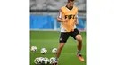 Jelang berlaga melawan Brasil, pemain depan Timnas Jerman, Miroslav Klose, berlatih di Stadion Mineirao, Belo Horizonte (7/7/2014). (AFP PHOTO/Patrik Stollarz)