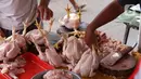 Pedagang menata ayam potong yang dijual di Pasar Kebayoran Lama, Jakarta, Rabu (14/4/2021). Memasuki bulan Ramadan, harga daging ayam alami kenaikan dari Rp 39 ribu menjadi Rp 45 ribu per kilogram. (Liputan6.com/Angga Yuniar)