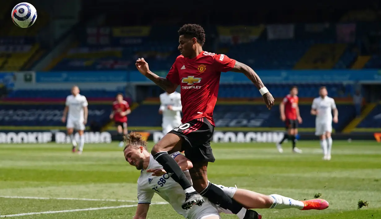 Manchester United mengambil inisiatif menyerang sejak menit pertama. Marcus Rashford punya peluang emas diawal dan diakhir babak pertama laga. Namun, bola hasil tembakannya masih sangat lemah. (Foto: AFP/Pool/Jon Super)