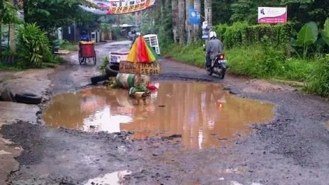 6 Tulisan di Jalan Berlubang Ini Nyeleneh Banget, Kocak