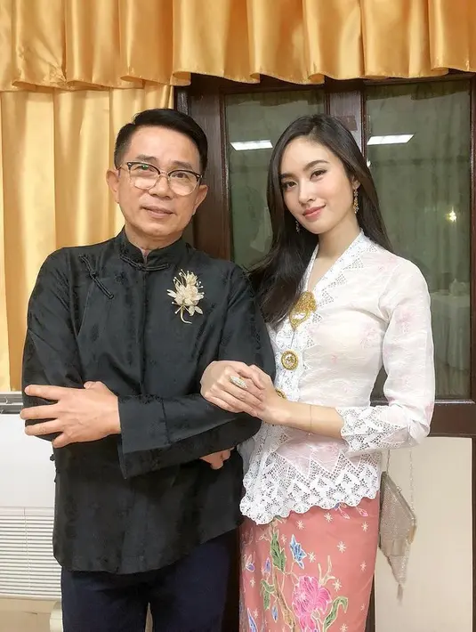 Model ini kerap disebut kebaya encim dan jadi ‘milik’ Betawi. Hal itu juga dikomentari follower asal Indonesia di postingan kebaya Nong Poy. [@poydtreechad]