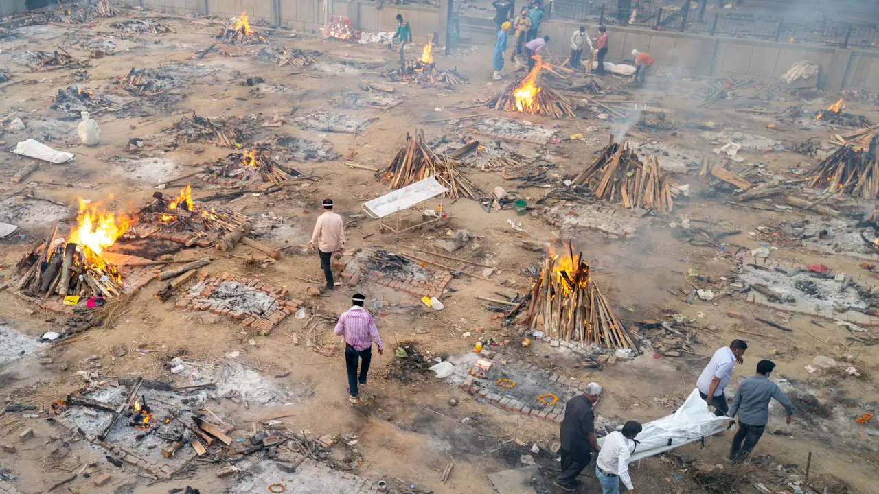 FOTO: India Kremasi Massal Korban COVID-19