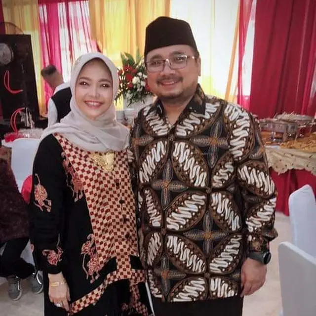 7 Potret Mesra Menteri Agama Gus Yaqut dan Istri, Romantis Banget