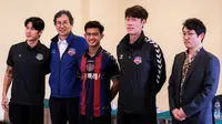 (Dari kiri ke kanan) Kapten Suwon FC Lee yong, General Manager Suwon FC Choi Sun-ho, pemain baru Suwon FC Pratama Arhan, Pelatih kepala Suwon FC Kim Eun-joong, dan pihak agensi Nest Kim Jun-yup berfoto bersama saat perkenalan pemain baru Suwon FC yang berlangsung di Hotel Sultan, Jakarta, Kamis (15/02/2024) WIB. (Bola.com/Bagaskara Lazuardi)