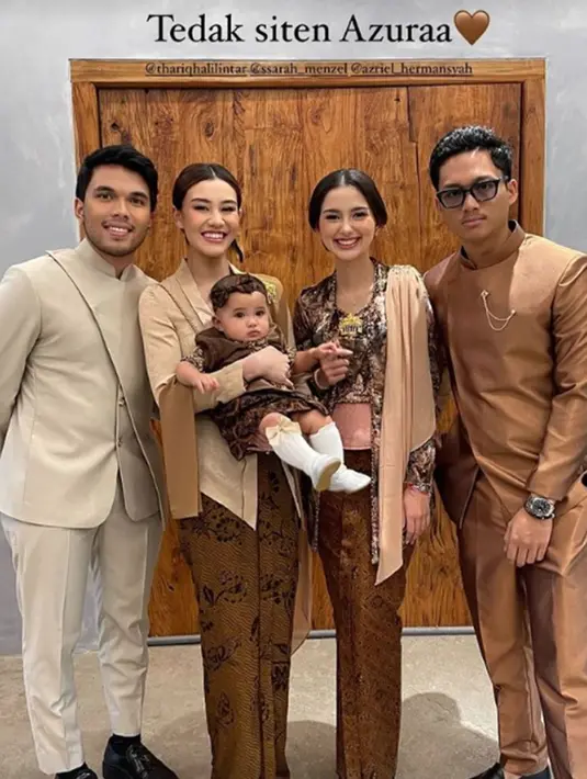 Pamer senyum manis dan rambut yang disanggul membuat calon adik ipar Aurel Hermansyah ini makin pancarkan pesona. Sudah sama-sama dilamar kekasih, Aaliyah Massaid dan Sarah Menzel kini memang sedang jadi perhatian. Foto bareng Azura dan tak lupa gandeng kekasih ketika berfoto, Aaliyah dan Sarah Menzel disebut sudah cocok untuk menjadi ibu. (Liputan6.com/IG/@ssarah_menzel)