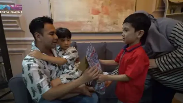 6 Momen Pertemuan Rafathar dengan Kembarannya yang Viral, Bak Pinang Dibelah Dua