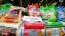 Direktorat Reserse Kriminal Khusus Polda Metro Jaya mengamankan 50 ton beras 'organik' oplosan merek Riso di kawasan Daan Mogot, Jakarta, Jumat (26/6/2015). Beras tersebut disita karena mengandung bahan kimia berbahaya. (Liputan6.com/Yoppy Renato)