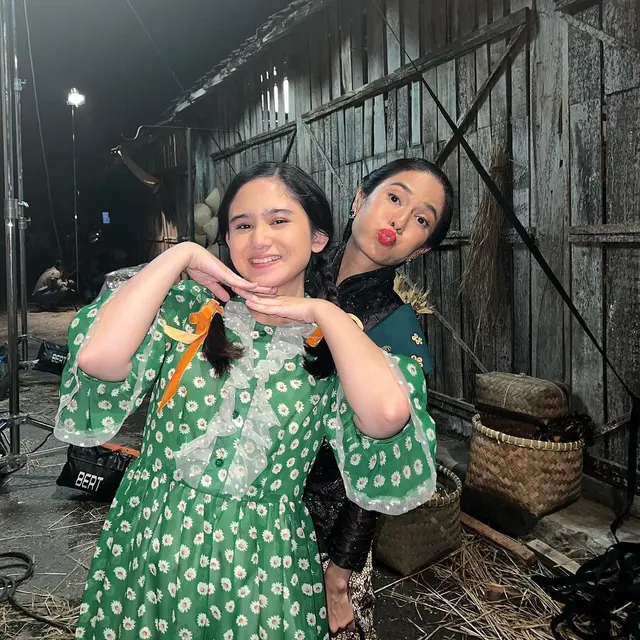 7 Potret Kompak Tissa Biani dan Dian Sastrowardoyo di Balik Serial Gadis Kretek