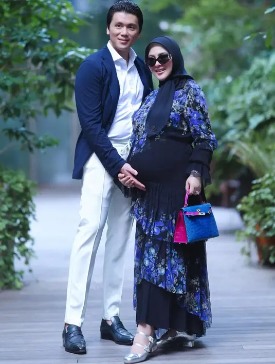 Tampil serasi bareng suami, Syahrini terlihat mengenakan Zimmermann Lyrical Floral Tiered Dress warna black/electric blue seharga Rp27 juta. [@princessyahrini]