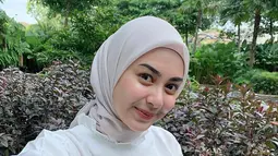Dianty Annisa memiliki senyum manis yang bikin netizen terpesona. Tak ayal, kini Instagram Dianty ramai diikuti netizen Tanah Air. Saat ini Instagram dari sang mantan Iqbaal Ramadhan sudah memiliki 595 ribu followers. (Liputan6.com/IG/@diantyy.a)