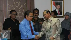 Menteri Koordinator Kemaritiman dan Sumberdaya Rizal Ramli (kedua kiri) bersalaman dengan Nono Sampono usai menggelar pertemuan dengan sejumlah perwakilan masyarakat Maluku di Gedung BPPT Jakarta, Rabu (7/10/2015). (Liputan6.com/Helmi Fithriansyah)