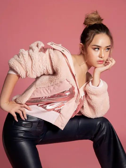 Gaya cepol ke atas juga bisa jadi opsi untuk tampilan praktis saat bad hair day (Foto: Instagram @amandamanopo)