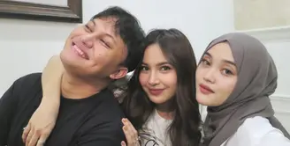 Mahalini baru saja merayakan ulang tahun ke-25, terlihat belum ada perayaan hanya ia mendapatkan kejutan dari suami dan keluarganya. Ulang tahun ini spesial karena menjadi kali pertama Mahalini merayakannya kini telah menjadi ibu dan momen perdananya puasa. [@putridelinaa]