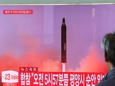 Seorang pria menonton layar TV yang menunjukkan cuplikan arsip peluncuran rudal Korea Utara, di Stasiun Kereta Seoul, Korea Selatan, Selasa (29/8). Korea Utara menembakkan sebuah rudal balistik di atas wilayah Jepang, Selasa pagi. (AP/Ahn Young-joon)