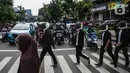 Sejumlah aktivis Greenpeace mengenakan topeng penguin saat menggelar aksi dalam car free day di kawasan Thamrin, Jakarta, Minggu (9/2/2020). Mereka mengajak pemerintah untuk berpartisipasi dalam mewujudkan Perjanjian Laut Internasional (Global Ocean Treaty). (Liputan6.com/Faizal Fanani)